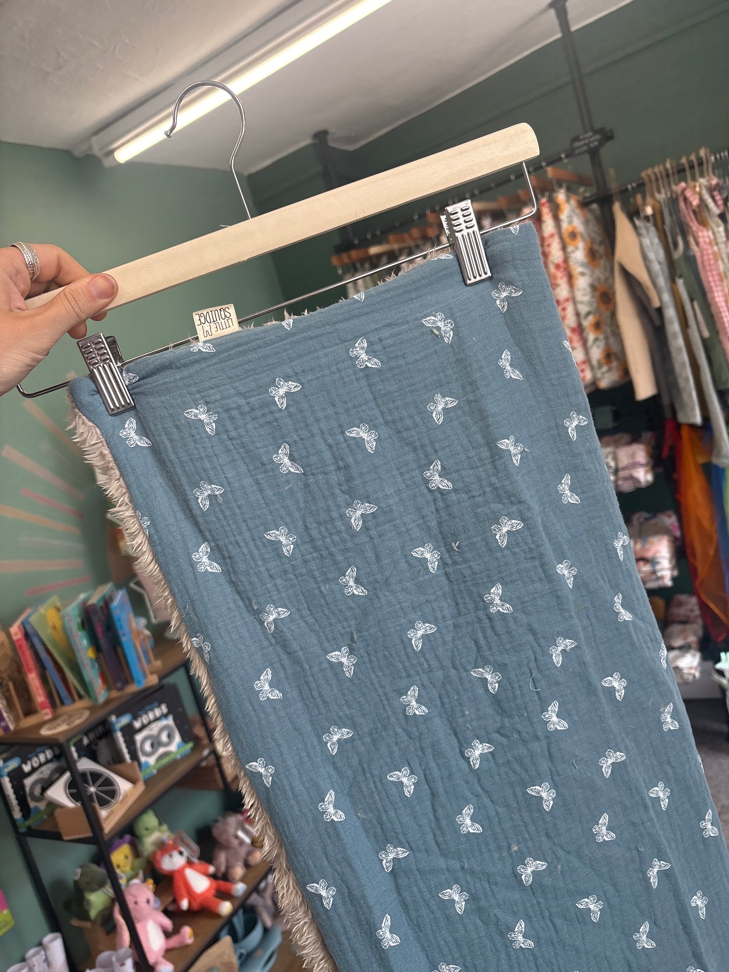LARGE FLUFFY & MUSLIN BLANKETS