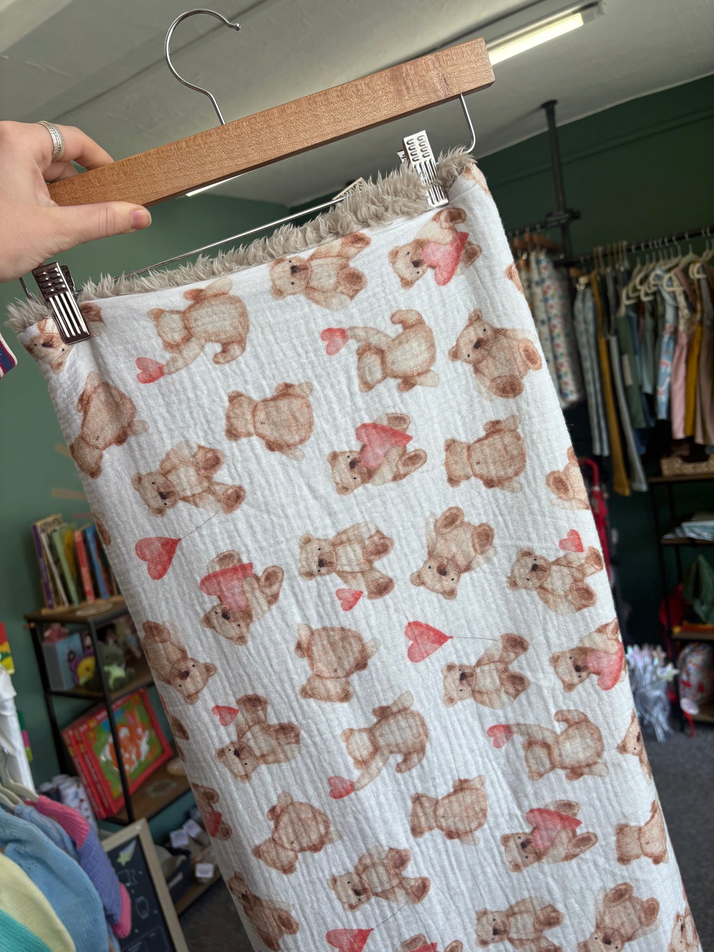 LARGE FLUFFY & MUSLIN BLANKETS