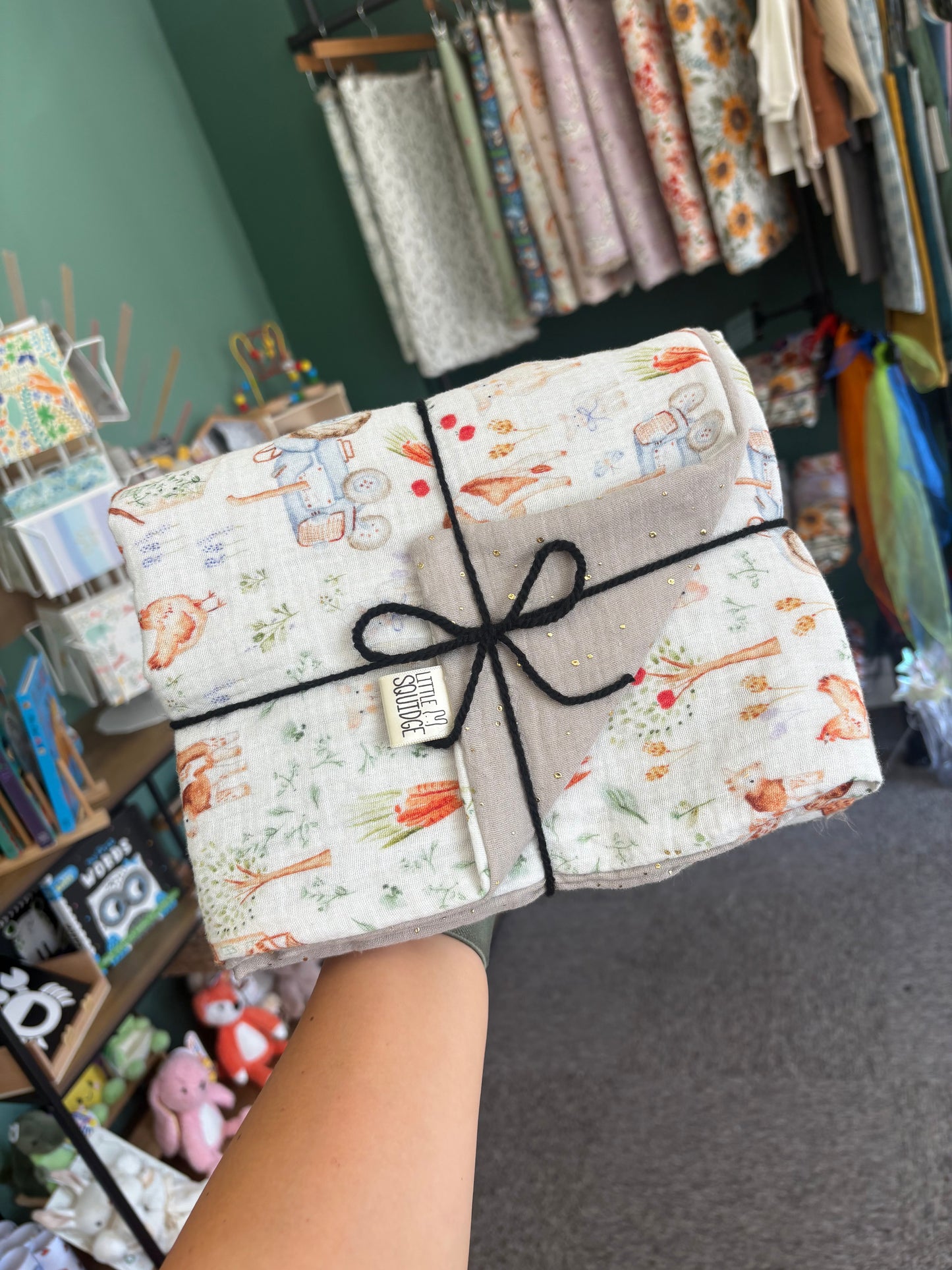 LARGE FLUFFY & MUSLIN BLANKETS